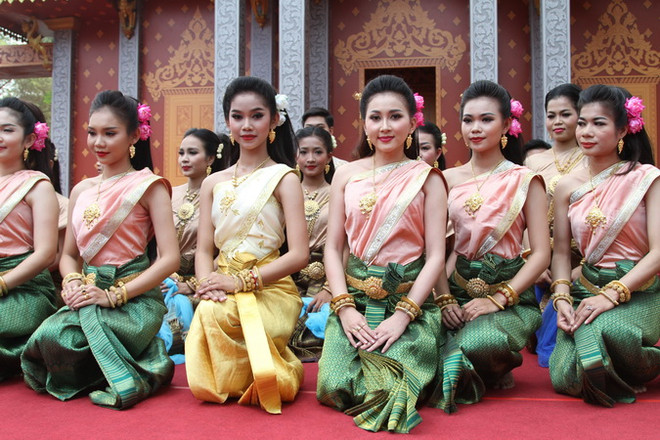 Các thiếu nữ Campuchia xinh đẹp trong trang phục truyền thống chào đón năm mới. (Ảnh: Nhóm phóng viên TTXVN tại Campuchia) Thủ tướng Campuchia chủ trì lễ hội Chol Chhnam Thmey tại Wangkor Wat ảnh 1