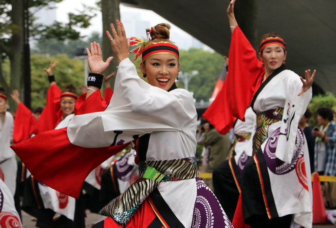 Các vũ công trong trang phục Kimono biểu diễn Yosakoi. (Nguồn: AFP/TTXVN) Rộn ràng rực rỡ vũ điệu Yosakoi Nhật Bản trên phố đi bộ Hà Nội ảnh 2
