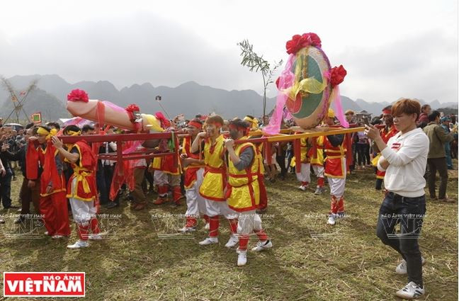 Màn rước sinh thực khí nổi tiếng trong hội Ná Nhèm của người Tày ảnh 7