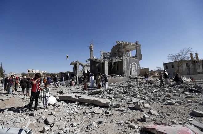 Hiện trường đổ nát sau một cuộc không kích ở Yemen. (Nguồn: AFP/TTXVN) Yemen: Các cuộc không kích của Saudi Arabia làm 40 người thương vong ảnh 1