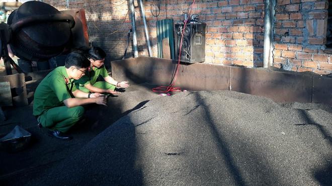 Vụ vỏ càphê trộn sỏi và nhuộm pin: Khởi tố vụ án, tạm giữ 5 đối tượng ảnh 1