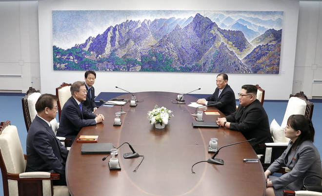 Tổng thống Hàn Quốc Moon Jae-in (thứ 2, trái) và nhà lãnh đạo Triều Tiên Kim Jong-un (thứ 2, phải) tại cuộc hội đàm ở Nhà Hòa bình, làng đình chiến Panmunjom ngày 27/4. (nguồn: Yonhap/TTXVN) Hai miền Triều Tiên đã ký Tuyên bố Panmunjom: Sẽ không còn chiến tranh ảnh 1