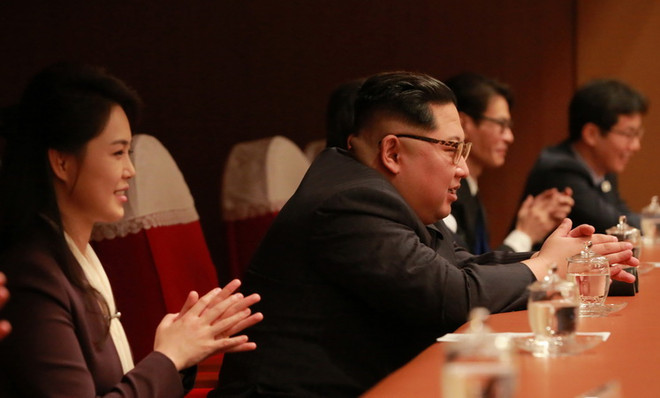 Nhà lãnh đạo Kim Jong-un (giữa) dự buổi hòa nhạc 'Xuân sang' do đoàn nghệ thuật Hàn Quốc với 11 nhóm nhạc biểu diễn hôm 1/4. (Nguồn: Yonhap/TTXVN) Kyodo: Đoàn nghệ thuật Trung Quốc tới Triều Tiên dự lễ hội hữu nghị ảnh 1