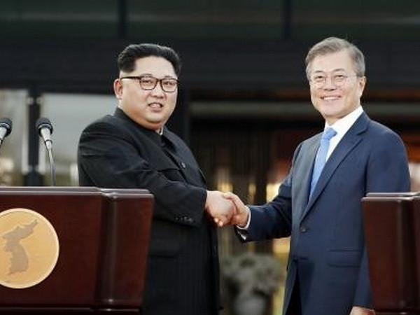 Nhà lãnh đạo Triều Tiên Kim Jong-un (trái) và Tổng thống Moon Jae-in trong cuộc gặp ở Panmunjom ngày 27/4. (Nguồn: Kyodo/TTXVN) Nhà lãnh đạo Kim Jong-un đồng ý hợp nhất múi giờ với Hàn Quốc ảnh 1