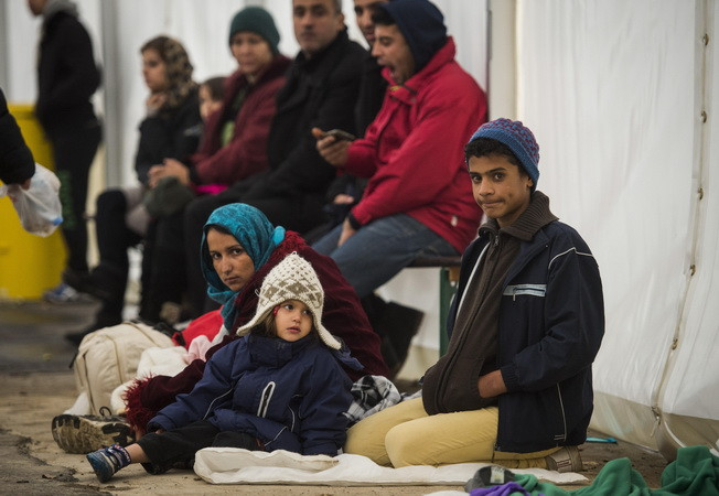 Người di cư chờ làm thủ tục tại trung tâm đăng ký lưu trú ở Berlin, Đức. (Nguồn: AFP/TTXVN) Đức điều tra vụ cấp quy chế tị nạn sai cho người nhập cư ảnh 1