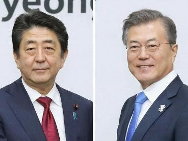 Thủ tướng Nhật Bản Shinzo Abe (trái) và Tổng thống Hàn Quốc Moon Jae-in (phải). (Nguồn: Kyodo/TTXVN) Hàn Quốc đề xuất làm trung gian đối thoại Nhật Bản-Triều Tiên ảnh 1