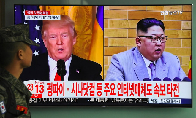 Người dân theo dõi qua truyền hình hình ảnh Tổng thống Mỹ Donald Trump (trái) và nhà lãnh đạo Triều Tiên Kim Jong-un, ngày 9/3. (Nguồn: AFP/TTXVN) Mỹ tiết lộ nội dung hàng đầu cuộc gặp thượng đỉnh Mỹ-Triều Tiên ảnh 1