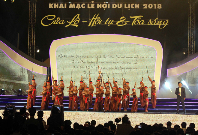 Tiết mục văn nghệ biểu diễn tại buổi khai mạc lễ hội du lịch Cửa Lò 2018. (Ảnh: Tá Chuyên/TTXVN) Phó Thủ tướng Vương Đình Huệ đánh trống khai mạc Lễ hội du lịch Cửa Lò ảnh 2
