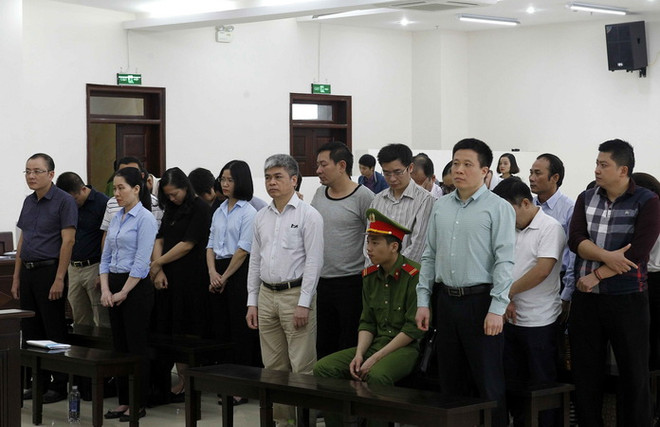 Các bị cáo nghe đại diện Viện Kiểm sát đọc bản cáo trạng luận tội tại phiên tòa. (Ảnh: Văn Điệp/TTXVN) Viện Kiểm sát đề nghị y án đối với bị cáo Hà Văn Thắm, Nguyễn Xuân Sơn ảnh 1