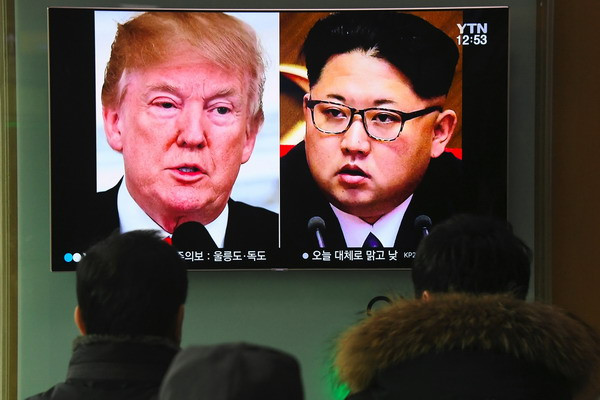 Người dân theo dõi hình ảnh Tổng thống Mỹ Donald Trump (trái) và nhà lãnh đạo Triều Tiên Kim Jong-un trên truyền hình ở Seoul (Hàn Quốc) khi truyền thông đưa tin về khả năng diễn ra cuộc gặp lịch sử Mỹ-Triều. (Nguồn: AFP/TTXVN) Mỹ xác nhận Triều Tiên sẵn sàng đàm phán phi hạt nhân hóa ảnh 1