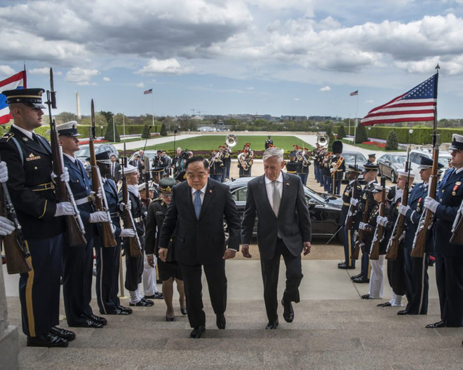 Bộ trưởng Quốc phòng Mỹ James Mattis (phải) và người đồng cấp Thái Lan Prawit Wongsuwon. (Nguồn: sofrep.com) Thái Lan, Mỹ tăng cường hợp tác an ninh tại Ấn Độ-Thái Bình Dương ảnh 1