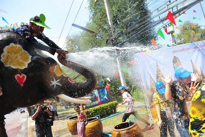 Người dân Thái Lan và khách du lịch vui chơi trong Lễ Songkran ở Ayutthaya. (Nguồn: THX/TTXVN) Người dân Thái Lan tưng bừng đón Tết cổ truyền Songkran ảnh 2