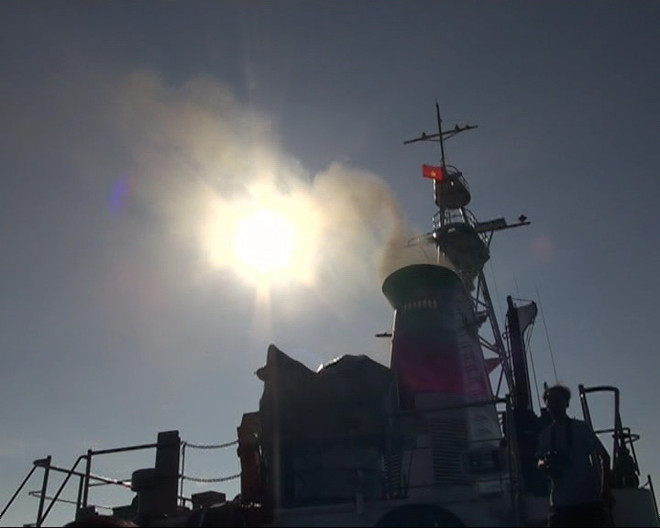 [Photo] Nghi lễ chào cờ Tổ Quốc trên vùng biển Hoàng Sa ảnh 1