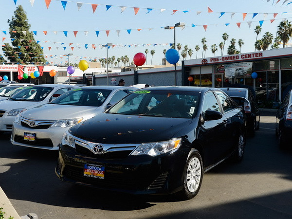 Xe của Toyota bày bán ở Los Angeles (Mỹ). (Nguồn: AFP/TTXVN) Hãng Toyota báo lỗi nửa triệu xe do sự cố kỹ thuật ảnh 1