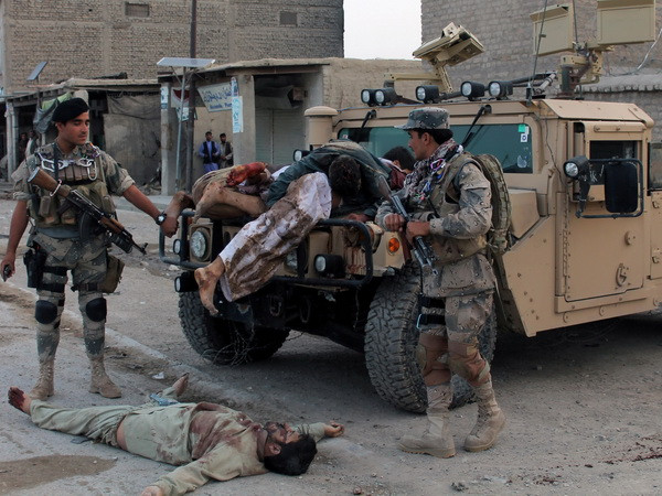 Xác các phiến quân Taliban bên ngoài trụ sở cảnh sát biên phòng ở Kandahar, Afghanistan ngày 15/5. (Nguồn: AFP/TTXVN) Taliban bắt cóc hàng chục sỹ quan cảnh sát Afghanistan ảnh 1