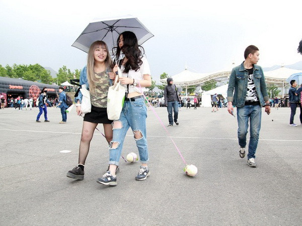 [Photo] Nghệ sĩ Trung Quốc dắt cải đi dạo để chống sự cô đơn ảnh 3