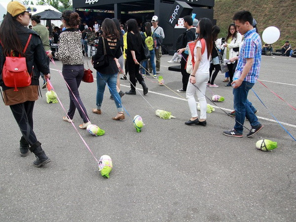[Photo] Nghệ sĩ Trung Quốc dắt cải đi dạo để chống sự cô đơn ảnh 6
