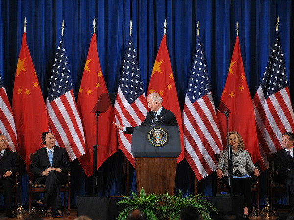 Phó Tổng thống Mỹ Joe Biden (giữa) phát biểu tại phiên khai mạc diễn đàn Đối thoại kinh tế chiến lược 2011. (Nguồn: AFP/TTXVN) Đối thoại kinh tế, chiến lược Mỹ-Trung diễn ra vào tháng 7 ảnh 1