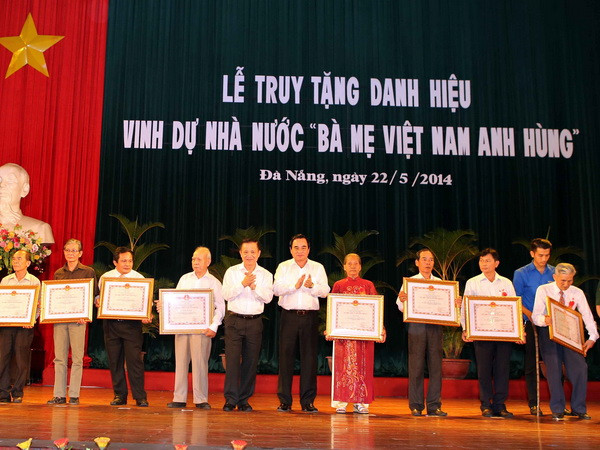 Đại diện gia đình các Mẹ nhận danh hiệu "Bà mẹ Việt Nam Anh hùng" tại buổi lễ. (Ảnh: Trần Lê Lâm/TTXVN) Đà Nẵng truy tặng danh hiệu cho 478 Mẹ Việt Nam Anh hùng ảnh 1