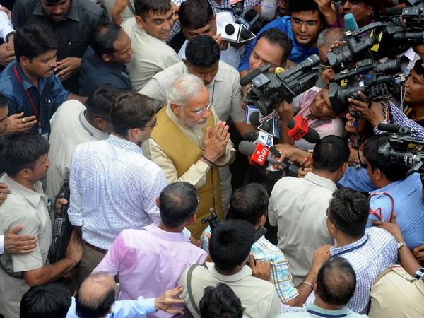 Thủ hiến bang miền tây Gujarat đồng thời là ứng viên chức Thủ tướng của Đảng BJP đối lập Narendra Modi (giữa) nhận lời chúc mừng từ người ủng hộ tại Gandhinagar ngày 16/5. (Nguồn: AFP/TTXVN) BJP giành chiến thắng trong bầu cử Hạ nghị viện Ấn Độ ảnh 1