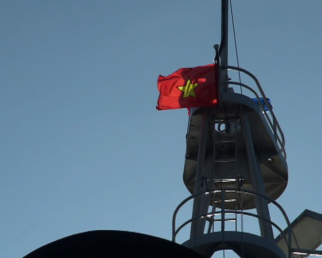 [Photo] Nghi lễ chào cờ Tổ Quốc trên vùng biển Hoàng Sa ảnh 2