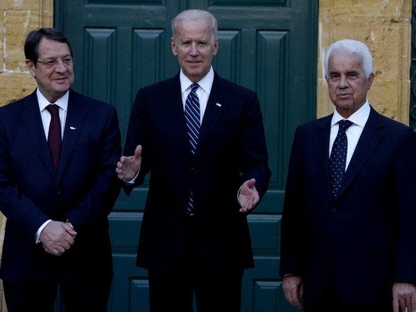 Ông Joe Biden (giữa) và Tổng thống Cộng hòa Cyprus Nicos Anastasiades (trái) cùng lãnh đạo cộng đồng người Cyprus gốc Thổ Nhĩ Kỳ Dervis Eroglu. (Nguồn: AP) Mỹ thúc đẩy đàm phán tái thống nhất đảo Cyprus ảnh 1