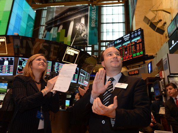 Sàn giao dịch chứng khoán New York (Mỹ). (Nguồn: THX/TTXVN) Dow Jones và S&P 500 lập mức cao kỷ lục phiên thứ 2 ảnh 1