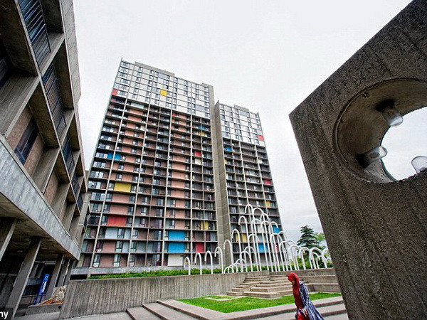 Em bé đã sống sót sau cú ngã từ tầng 11 của tòa nhà chung cư Riverside Plaza xuống đất. (Nguồn: Alamy) Em bé 15 tháng tuổi sống sót thần kỳ sau khi ngã từ tầng 11 ảnh 1