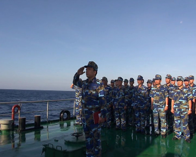 [Photo] Nghi lễ chào cờ Tổ Quốc trên vùng biển Hoàng Sa ảnh 4