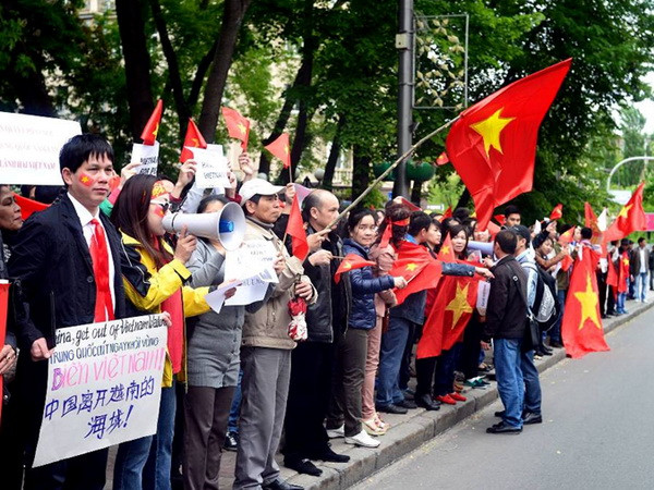 Cộng đồng người Việt Nam ở Ukraine đã tổ chức hoạt động tuần hành trước Đại sứ quán Trung Quốc ở thủ đô Kiev. (Ảnh: Cao Cường/Vietnam+) Cộng đồng người Việt ở Ukraine tuần hành phản đối Trung Quốc ảnh 1