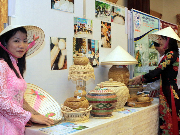 Gian hàng giới thiệu sản phẩm truyền thống từ nông nghiệp của tỉnh Hà Giang. (Ảnh: Thanh Vũ/TTXVN) Hà Giang-Vân Nam đẩy mạnh hợp tác kinh tế biên mậu ảnh 1