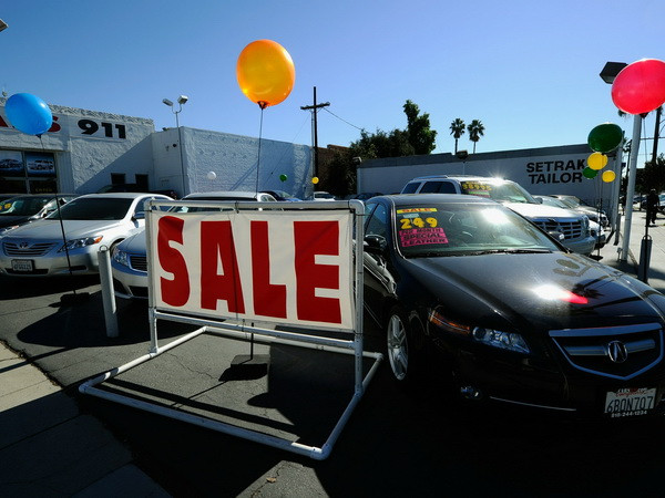 Biển quảng cáo bán xe ôtô Hyundai tại Glendale, bang California. (Nguồn: AFP/TTXVN) Doanh số bán lẻ ở thị trường Mỹ tăng trưởng khiêm tốn ảnh 1