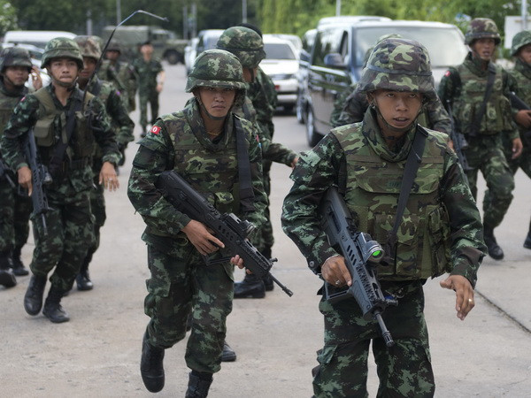 Binh sỹ Thái Lan được triển khai tại Bangkok. (Nguồn: AFP/TTXVN) Mệnh lệnh quân sự ở Thái Lan có thể vi phạm luật nhân quyền ảnh 1