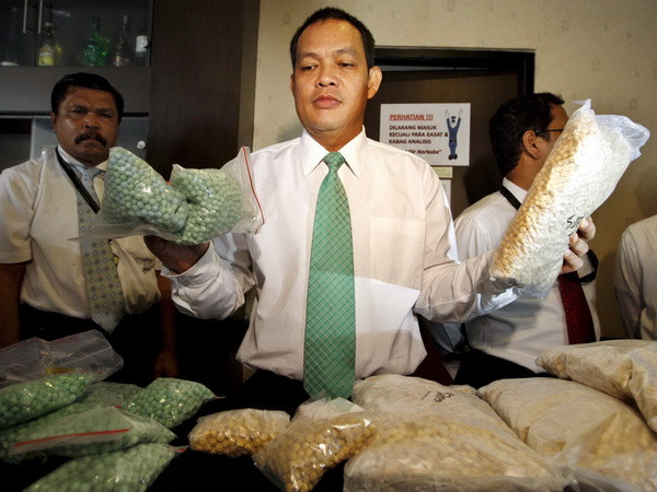 Cảnh sát Indonesia thu giữ khối lượng lớn thuốc lắc. (Nguồn: AFP/TTXVN) Các loại ma túy mới phá hủy sức khỏe ở mức khủng khiếp ảnh 1