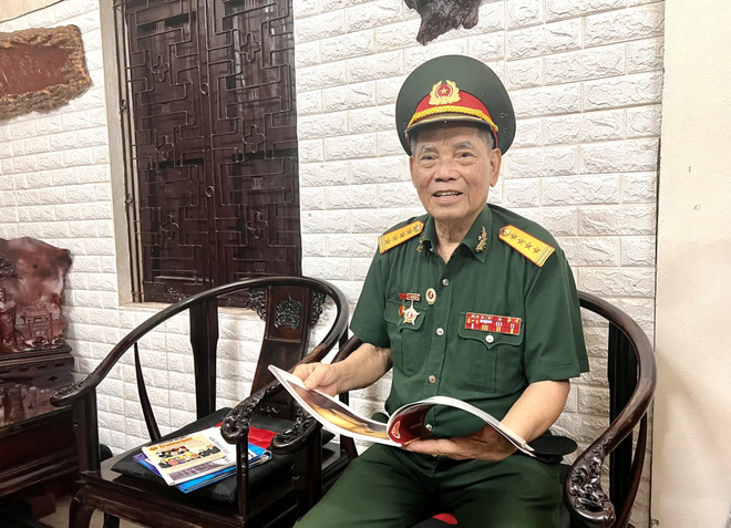 Trong căn nhà nhỏ nằm trên phố Thái Phiên ở thành phố Đông Hà, tỉnh Quảng Trị, Đại tá Lê Kim Thơ (Cục Tham mưu Công binh, Bộ Tư lệnh Đoàn 559) chia sẻ ký ức hào hùng về một thời chiến đấu oanh liệt. (Ảnh: Nguyên Linh/TTXVN) ttxvn_duong_ho_chi_minh_2.jpg