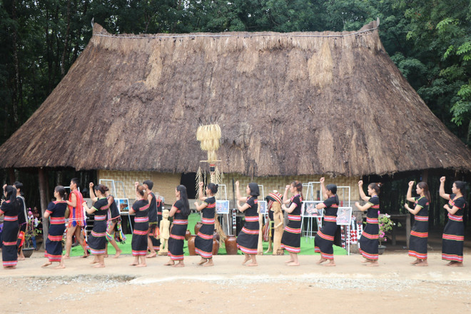 Phụ nữ dân tộc Gié-Triêng hát múa tại Làng Đăk Răng, xã Đăk Dục (Ngọc Hồi, Kon Tum). (Ảnh: Khoa Chương/TTXVN) ttxvn_kon_tum_2.jpg