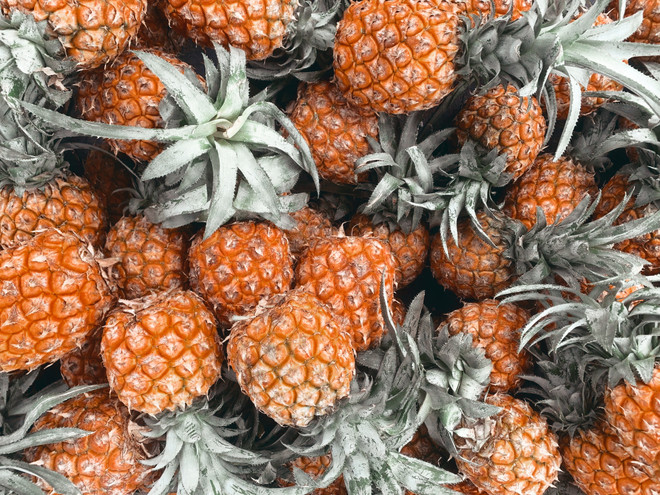 Khả năng chống viêm của bromelain trong dứa có thể giúp giảm đau cho những người bị viêm xương khớp. (Ảnh: Lan Phương/Vietnam+) dua_2.jpg