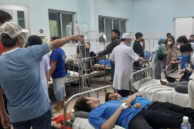 Công nhân Công ty Trách nhiệm hữu hạn Dechang nhập viện điều trị sau bữa ăn tối với các triệu chứng nghi ngộ độc. (Ảnh: TTXVN Phát) ttxvn_dong_nai.jpeg