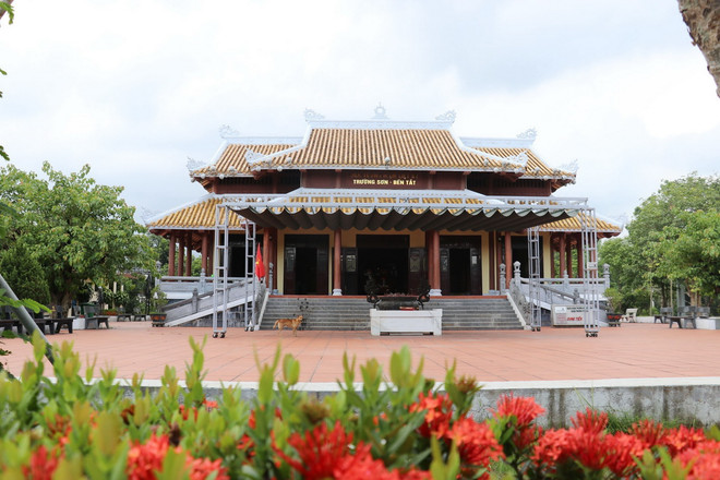 Đền tưởng niệm Liệt sỹ Trường Sơn-Bến Tắt nơi thờ vọng hơn 10.000 liệt sỹ Trường Sơn chưa tìm thấy hài cốt. (Ảnh: Thanh Thủy/TTXVN) ttxvn_truong_son_6.jpg