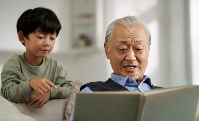 Trong khi những đứa trẻ lớn lên như những người nhập cư thế hệ thứ hai, được giáo dục ở những nơi có văn hóa khác hẳn với Trung Quốc, khoảng cách thế hệ giữa chúng và ông bà trong gia đình ngày càng gia tăng. (Nguồn: Shutterstock) trung_quoc_3.png