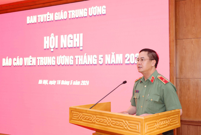 Thiếu tướng Phạm Công Nguyên, Cục trưởng Cục Pháp chế và Cải cách hành chính, tư pháp (Bộ Công an), thông tin chuyên đề tại hội nghị. (Ảnh: Phương Hoa/TTXVN) ttxvn_hoi_nghi_2.jpg