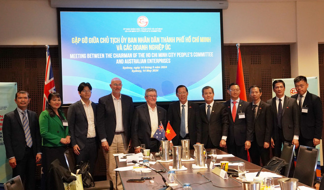 Chủ tịch Ủy ban Nhân dân Thành phố Hồ Chí Minh Phan Văn Mãi (thứ 6, phải sang) gặp gỡ các nhà đầu tư Australia. (Ảnh: Lê Đạt/TTXVN) ttxvn_australia_3.jpg