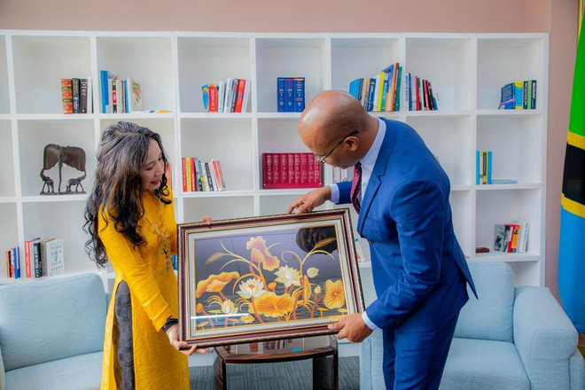 Đại sứ Vũ Thanh Huyền tặng quà lưu niệm Bộ trưởng Bộ Ngoại giao Tanzania January Jusuf Makamba. (Ảnh: TTXVN phát) ttxvn_dai_su_vu_thanh_huyen_2.jpg