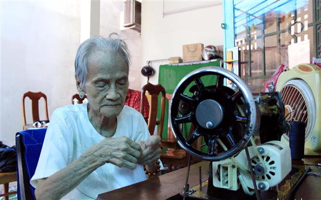 Những chiếc khẩu trang nghĩa tình của Mẹ Việt Nam Anh hùng ảnh 1