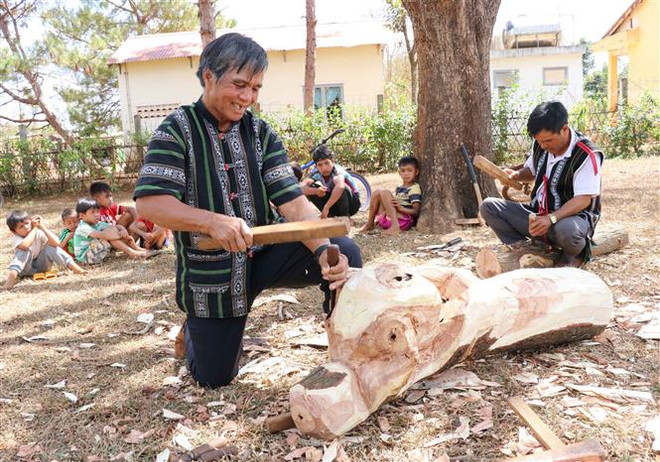 Giữ hồn tượng gỗ dân gian trên mảnh đất Tây Nguyên đại ngàn ảnh 3