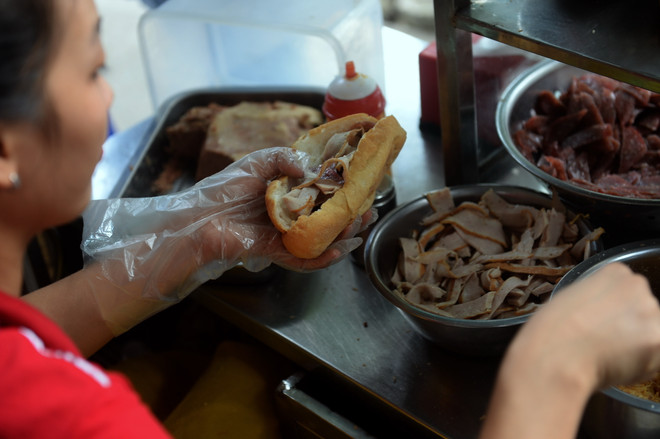 Chế biến bánh mì. (Nguồn: AFP/TTXVN) Bánh mì Sài Gòn - chiến dịch truyền thông du lịch ẩm thực của TP.HCM ảnh 3