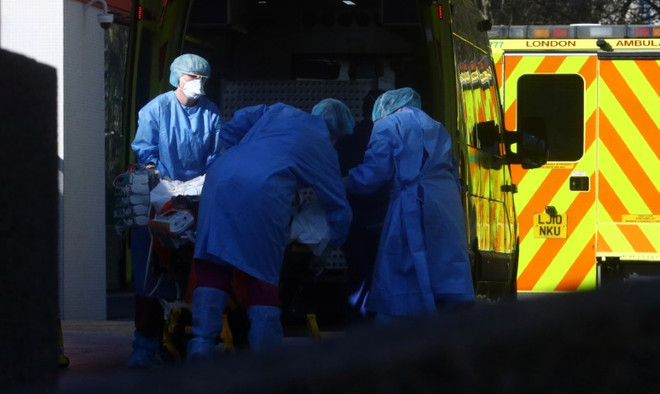 Anh ưu tiên xét nghiệm virus SARS-CoV-2 cho đội ngũ y tế ảnh 1