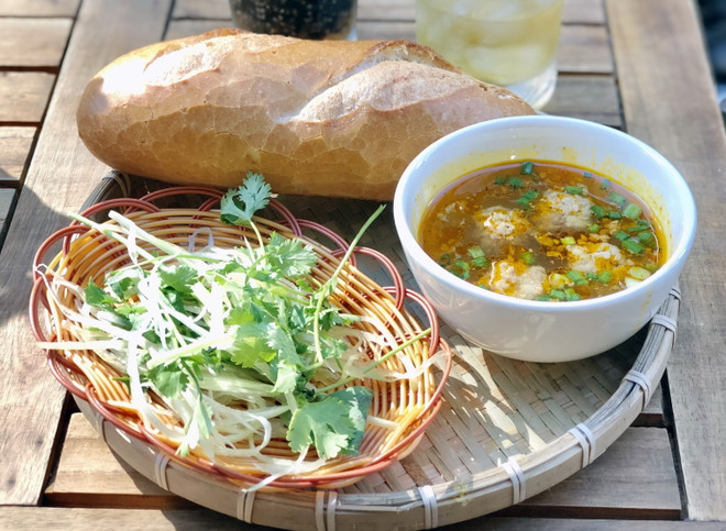 Bánh mì xíu mại - đặc sản của quán Bánh mì xíu mại Đà Lạt, đường Nguyễn Văn Tráng, quận 1. (Ảnh: Mỹ Phương/TTXVN) Bánh mì Sài Gòn - chiến dịch truyền thông du lịch ẩm thực của TP.HCM ảnh 1