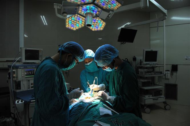 Cứu thành công người bệnh bị thanh kim loại dài 10cm cắm vào cổ ảnh 1