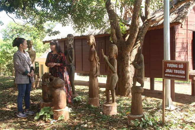 Giữ hồn tượng gỗ dân gian trên mảnh đất Tây Nguyên đại ngàn ảnh 2